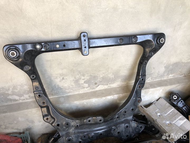 Передний подрамник camry70