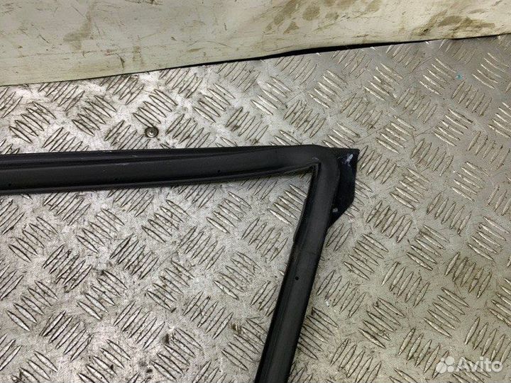 Уплотнитель двери передний правый Toyota Camry V50