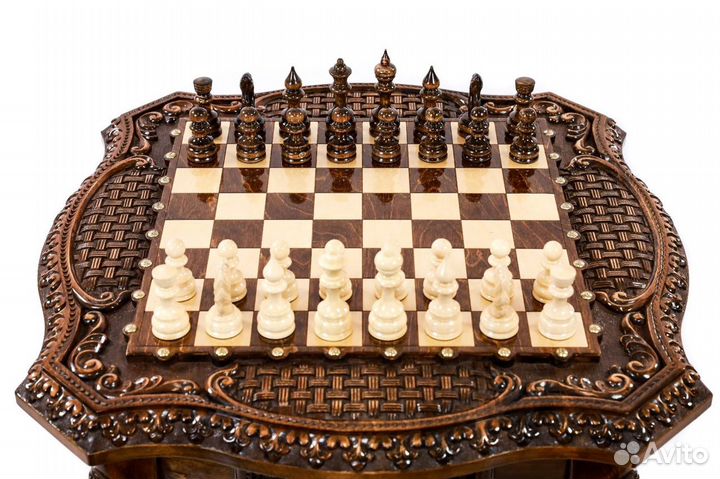 Шахматный столик с авторским оформлением контура с