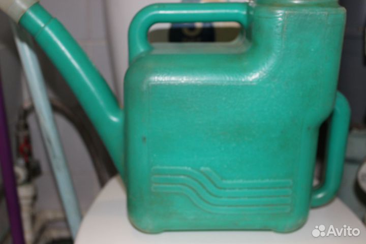 Лейка б/у для дачи большая