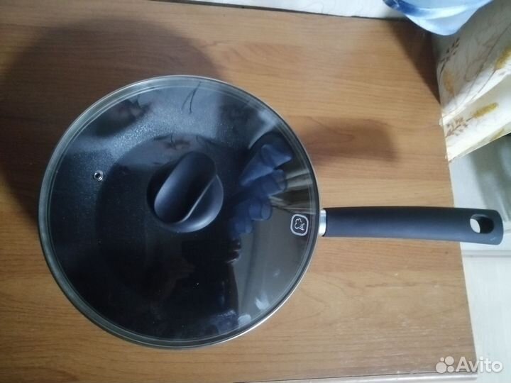 Сковорода с антипригарным покрытием новая