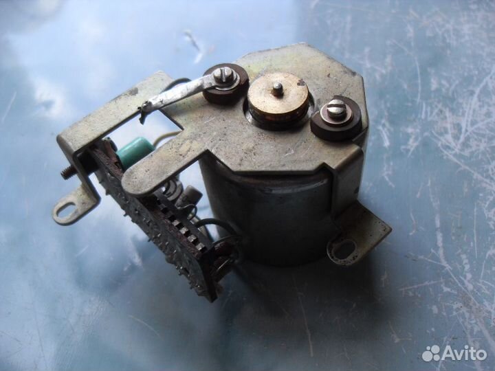 Электродвигатель для магнитофона