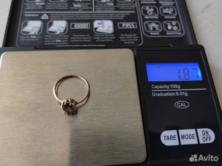 Золотое кольцо с камнем