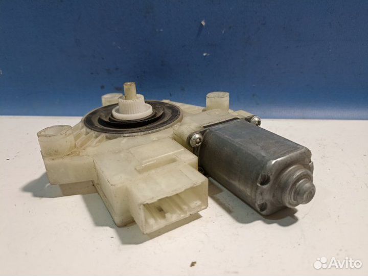 Моторчик стеклоподъемника передний правый Skoda