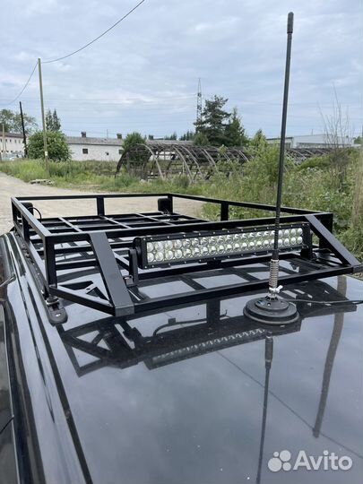 Металлический багажник на авто