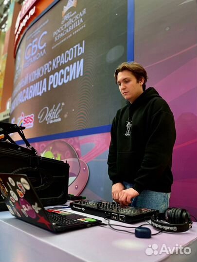 Диджей с оборудованием