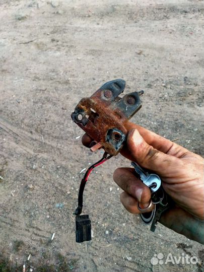 Замок багажника Nissan Primera P10