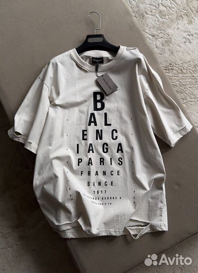 Футболка balenciaga на руках