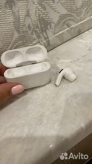 Правый наушник с кейсом Airpods pro 1