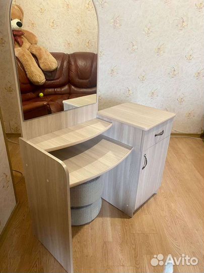 Туалетный столик с зеркалом