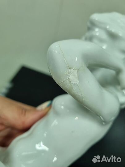 Статуэтка обнажённой девушки, дефект