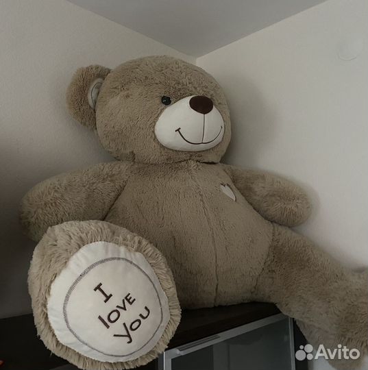 Большой плюшевый медведь