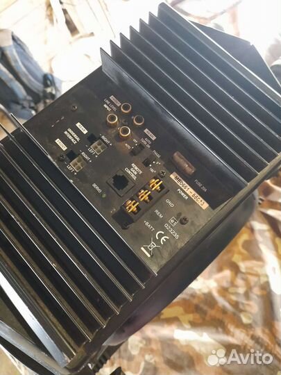 Сабвуфер и усилитель в автомобиль