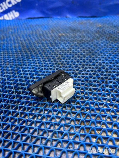 Кнопка центрального замка Volkswagen Polo 5 седан