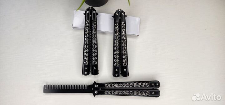 Расческа бабочка для волос и бороды 12 черепов