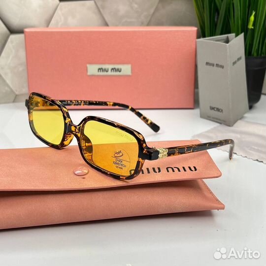 Солнцезащитные очки Miu Miu