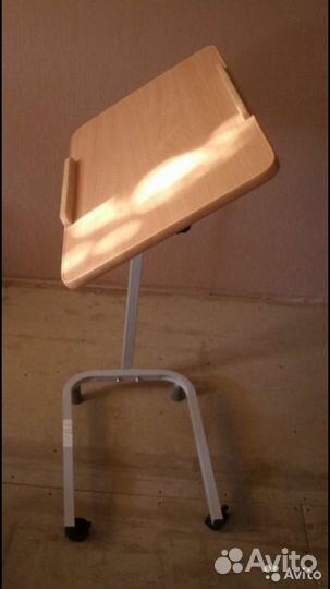 Стол прикроватный