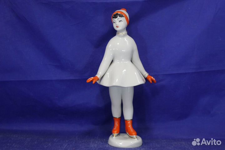 Статуэтка Фигуристка на катке коньках фарфоровая