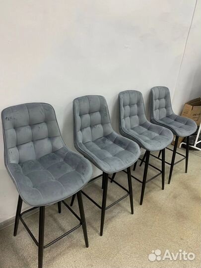 Полубарный стул