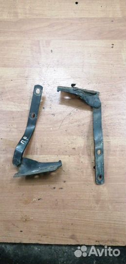 Петля капота Volkswagen Golf III