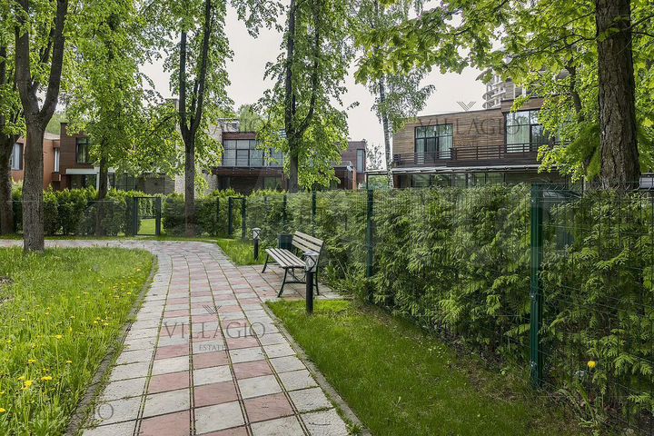 Дом 450 м² на участке 7 сот.