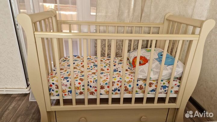 Детская кровать и комод