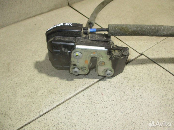 Замок двери задней левой Nissan Navara (D40)