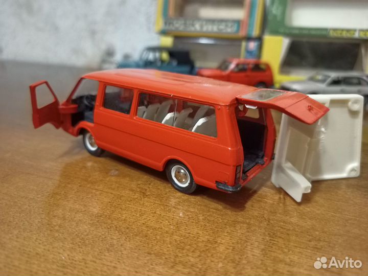 Машинка раф 2203 коллекционная СССР 1:43