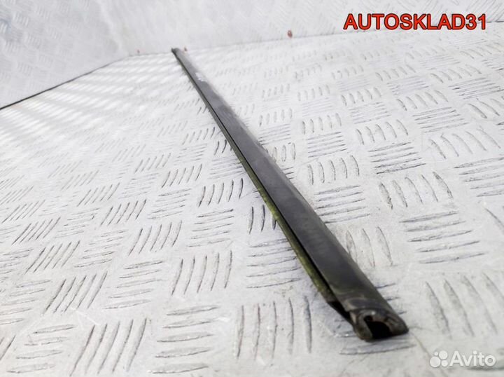 Накладка стекла переднего левого Ford Focus 2