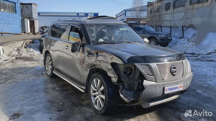 Крышка форсунки омывателя левая Nissan Patrol (Y62