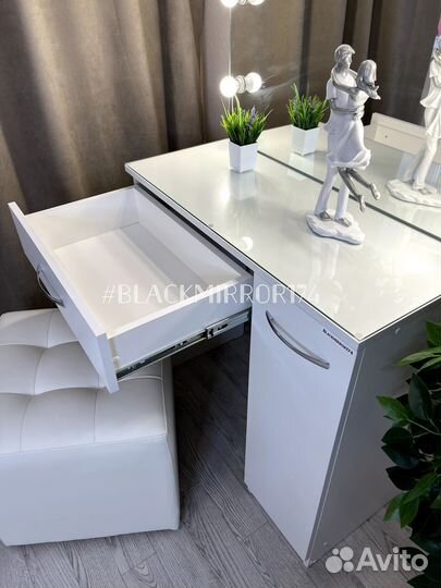 Туалетный стол с тумбой для гостиной белый