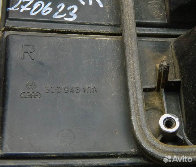 Фонарь багажника правый VW Passat B3 универсал