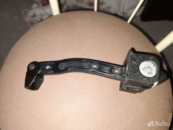 BMW F10 ограничитель передней двери