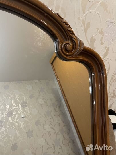 Зеркало настенное в раме из натурального дерева