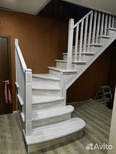 Лестница из дерева в дом