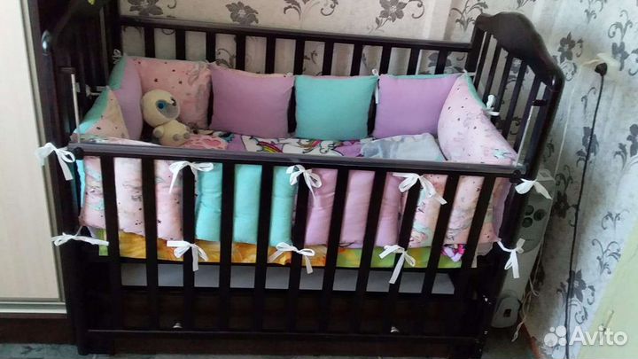 Детская кроватка с маятником