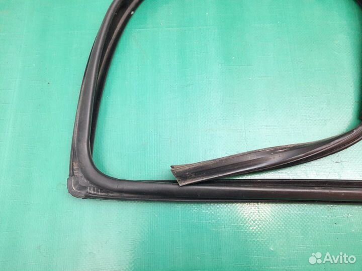 Уплотнитель стекла двери задний правый Renault