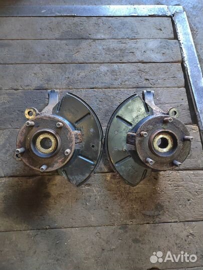 Кулак передний поворотный Ford Escape 2006