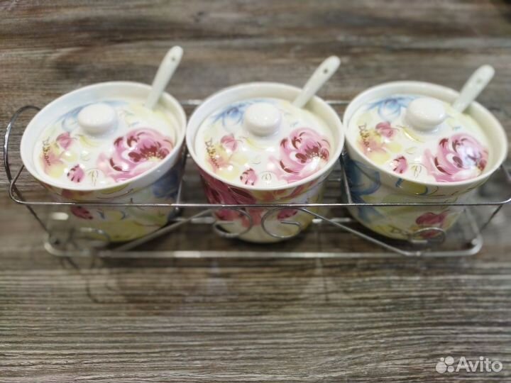 Набор банок для сыпучих на подставке с ложками