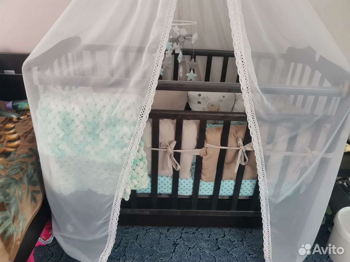 Детская кроватка с маятником и матрацем