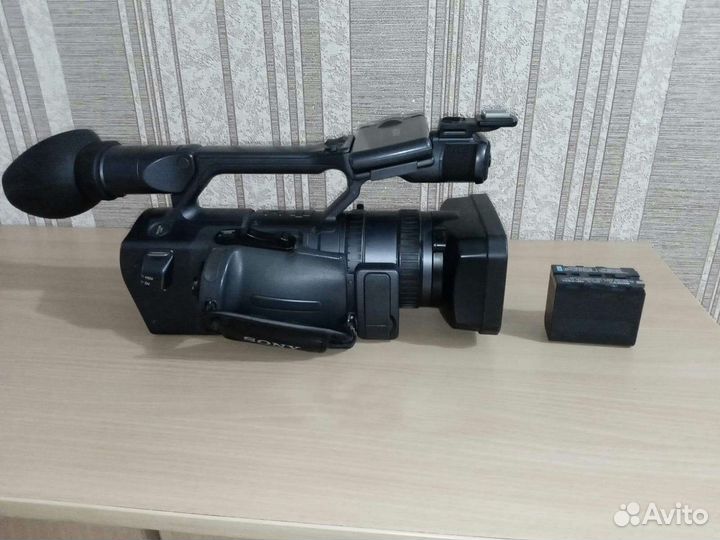Профессиональная видеокамера