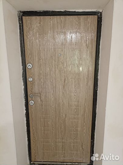 Продам металлическую дверь