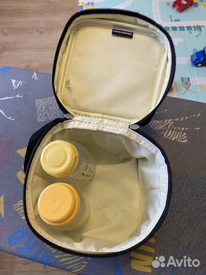 Молокоотсос ручной и контейнеры для молока medela