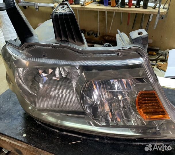 Фара Honda Stepwgn