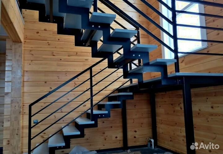 Облицовка лестничного металлокаркаса деревом