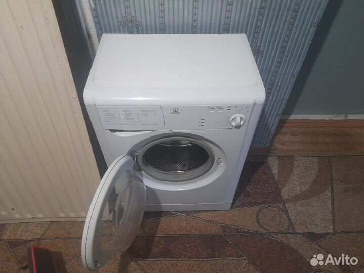 Продам стиральную машину Indesit на запчасти