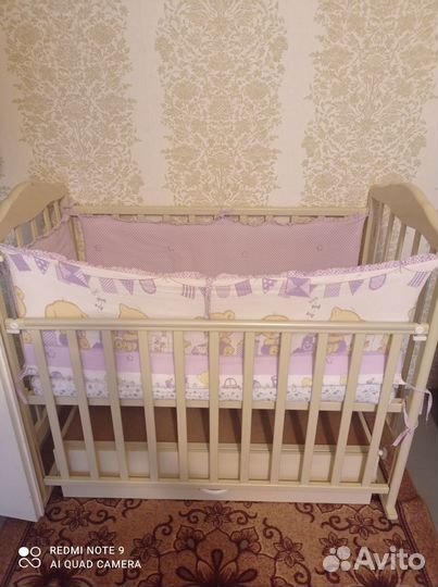 Детская кроватка с маятником и матрасом