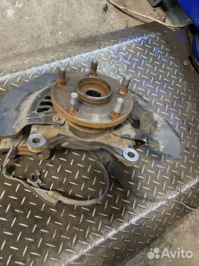 Кулаки передние Toyota Camry 50 2.5