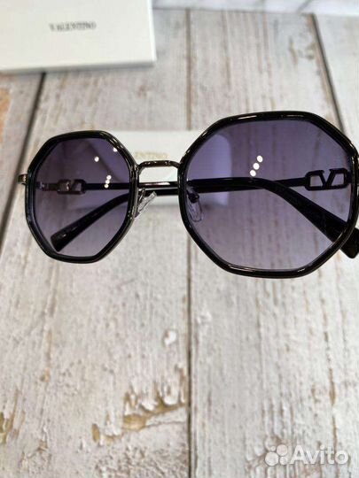 Солнцезащитные очки женские valentino