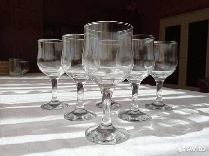 Бокалы для вина, пивные кружки